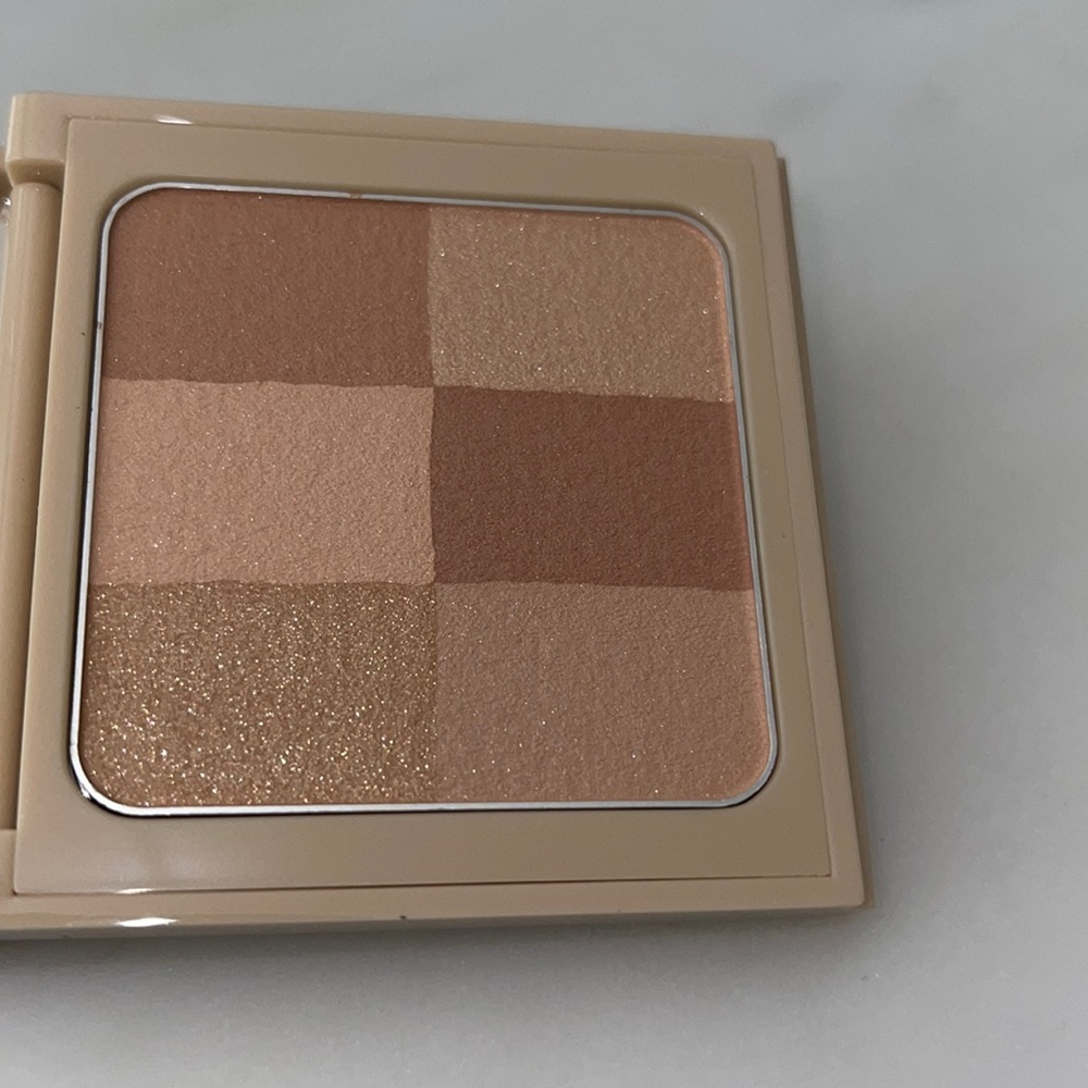 Nude finish illuminating powder Buff